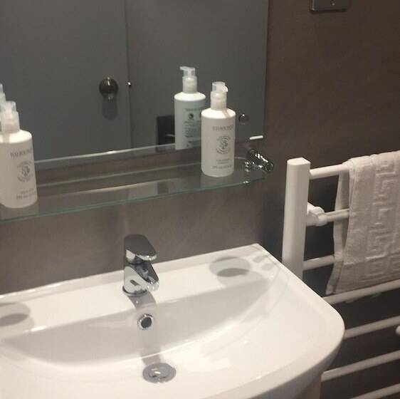 Номер Стандарт, Caledonian Hotel  A Bespoke Hotel’