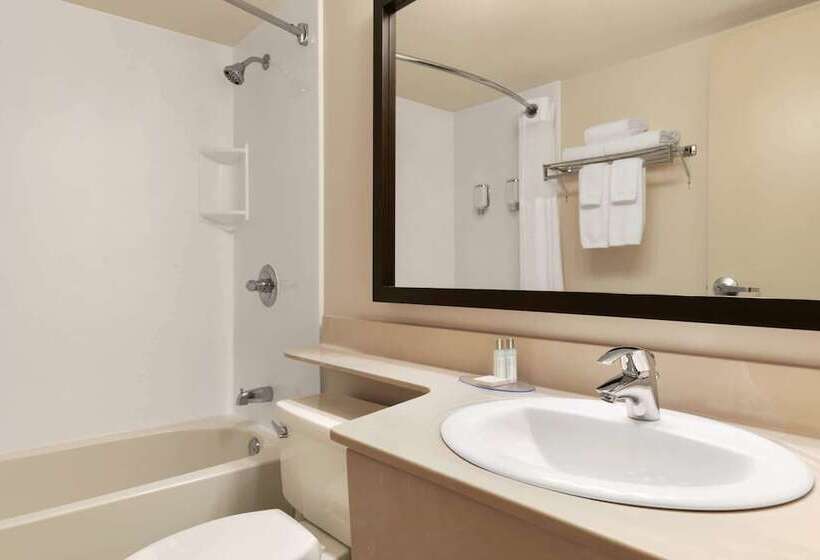 Люкс, Travelodge Suites By Wyndham Moncton