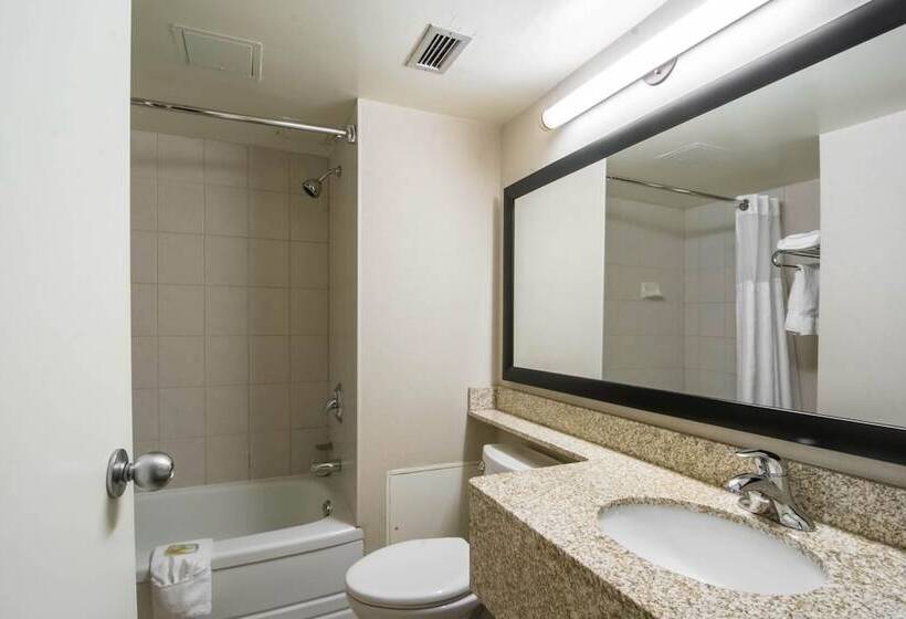 ２ダブルベッドのスタンダードルーム, Quality Inn & Suites Yellowknife