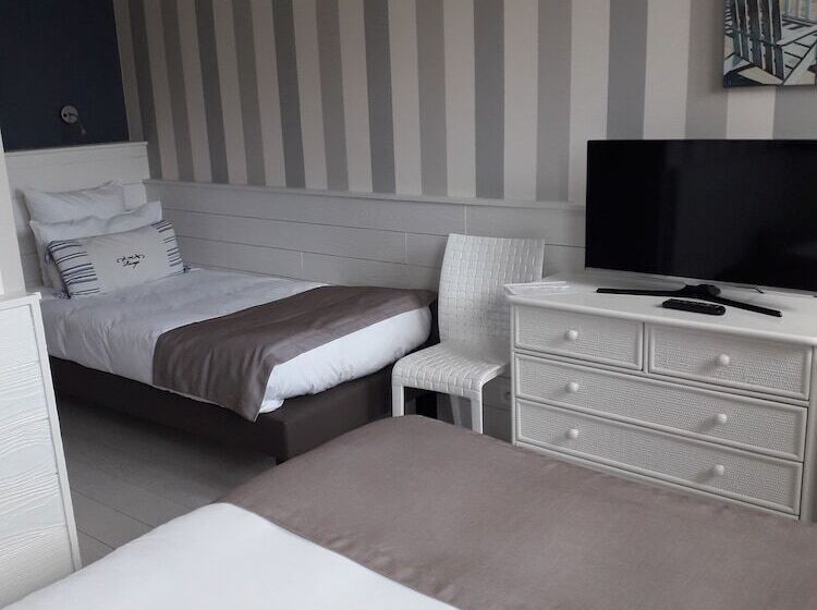Трехместный Номер Стандарт Боковой Вид на Море, Hôtel The Originals Miramar, Royan Pontaillac