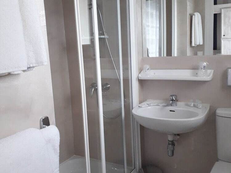 Номер Стандарт Трехместный, Hôtel The Originals Miramar, Royan Pontaillac