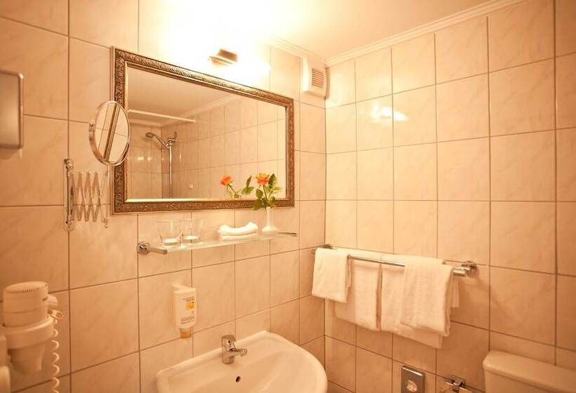 اتاق استاندارد سه نفره, Safestay Berlin Kurfurstendamm