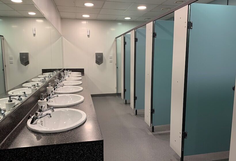 공용 욕실 구비 공동 객실 내의 침대, Kinlay Hostel Eyre Square