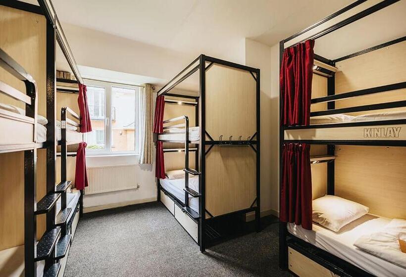 공용 욕실 구비 공동 객실 내의 침대, Kinlay Hostel Eyre Square