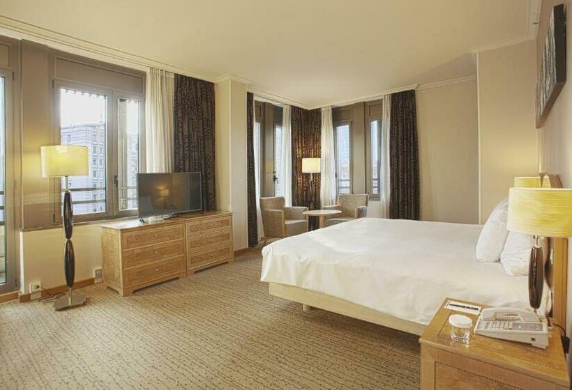 Deluxe Room King Size Bed, Hilton Milan