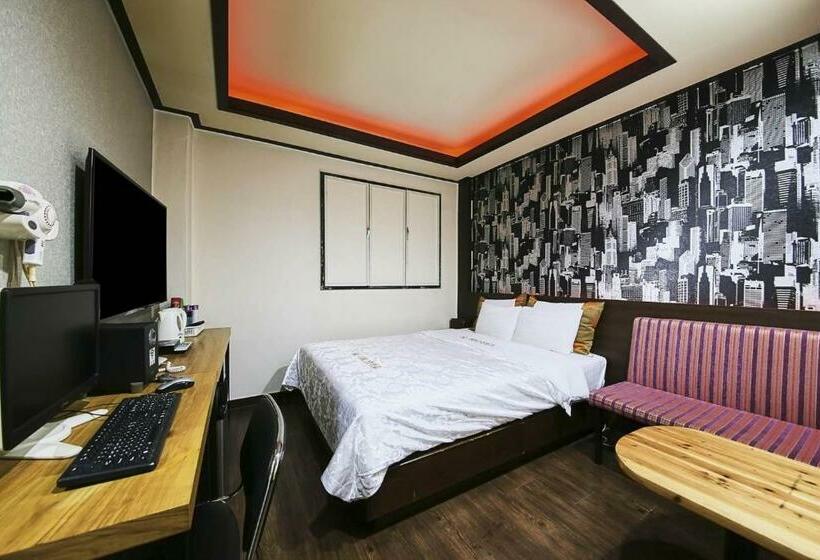 اتاق لوکس, K2 Motel