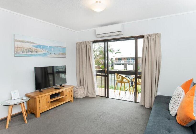 Апартаменты 1 Спальня с Балконом, Waikanae Beach Motel