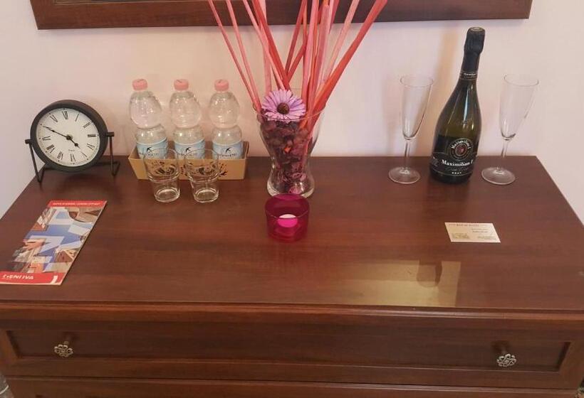 استودیو استاندارد با چشمانداز باغ, Royal Suite