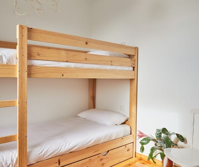 Кровать в Многоместном Номере с Общей Ванной, Caión Surf House   Hostel