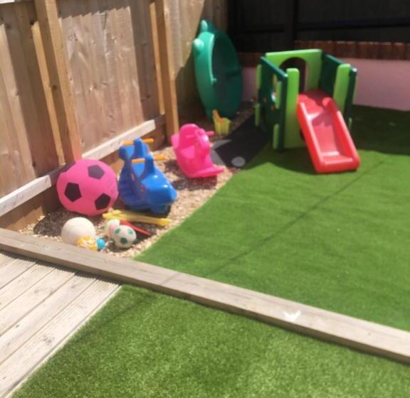 דירת שני חדרים, Barbie House ,opposite The Beach & Pier ,2 Ground Floor Apartments Each With Private Car Space & Gar