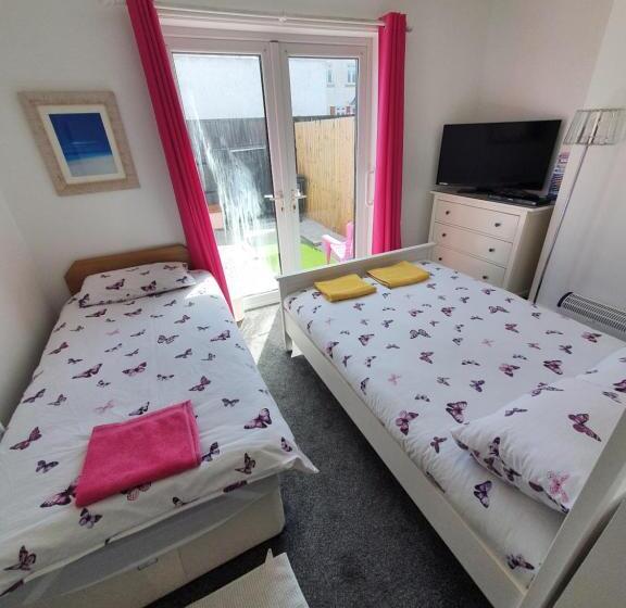 סוויטת 2 חדרי שינה, Barbie House ,opposite The Beach & Pier ,2 Ground Floor Apartments Each With Private Car Space & Gar