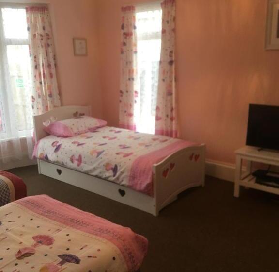 סוויטת 2 חדרי שינה, Barbie House ,opposite The Beach & Pier ,2 Ground Floor Apartments Each With Private Car Space & Gar