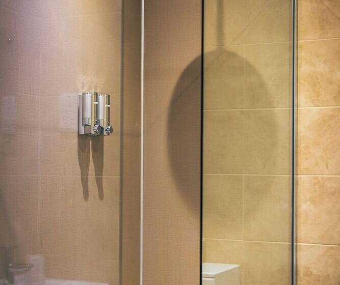 اتاق استاندارد, Three Horseshoes Inn