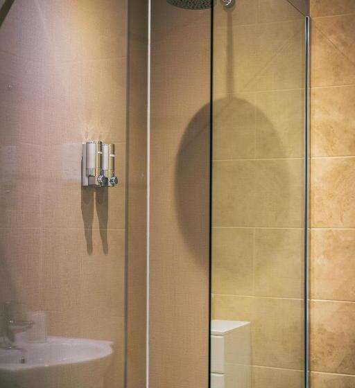 اتاق استاندارد, Three Horseshoes Inn