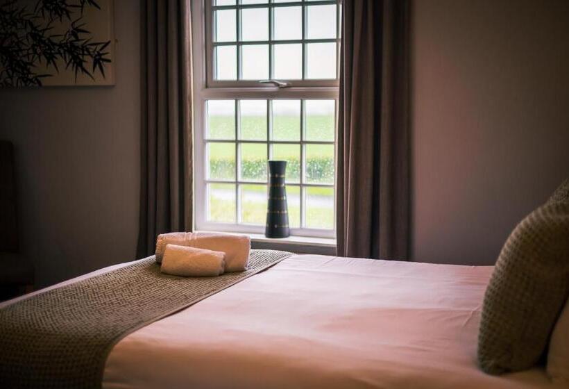 اتاق استاندارد, Three Horseshoes Inn
