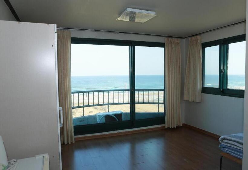 Семейный Номер Боковой Вид на Море, Mangsang Beach Pension