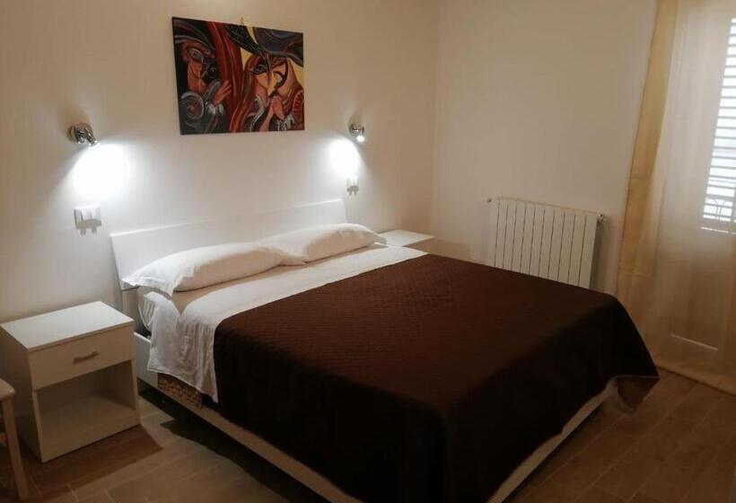 Номер Стандарт с Балконом, Opera Boutique Rooms