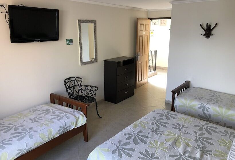 غرفة قياسية ثلاثية, Castellana Inn