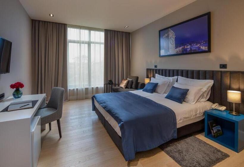 Номер Стандарт, Corona B&b
