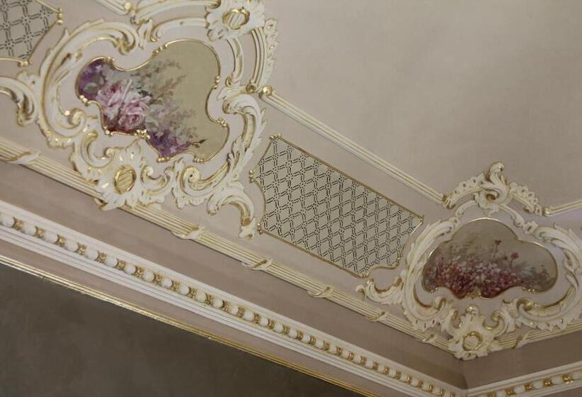 اتاق لوکس سه تخته, Palazzo Degli Affreschi