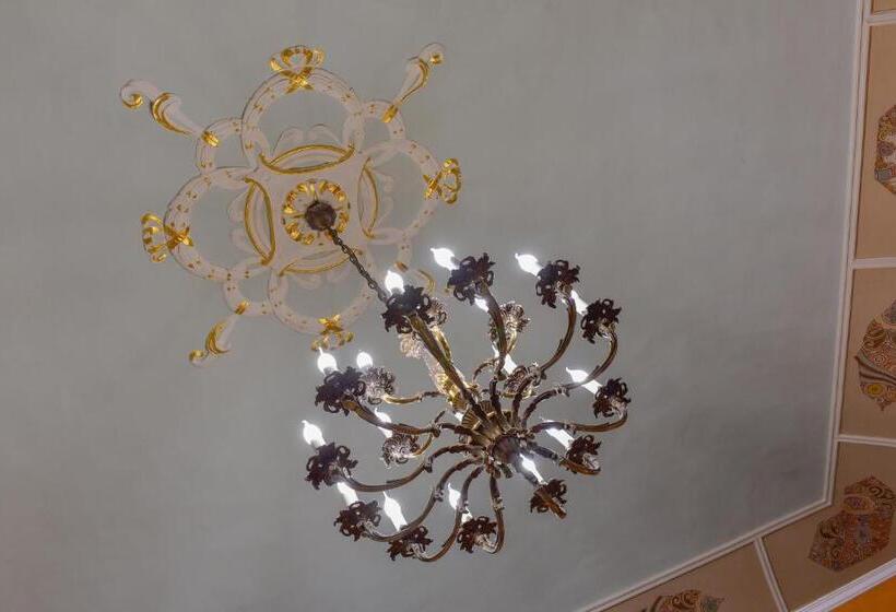 اتاق لوکس سه تخته, Palazzo Degli Affreschi