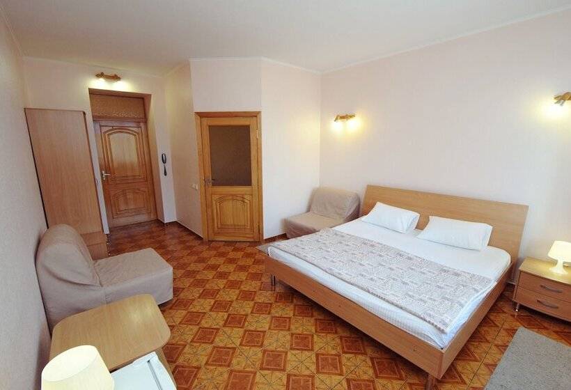 Четырехместный Номер Стандарт с Балконом, Assol