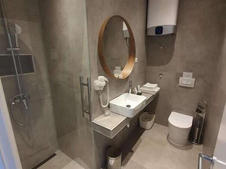 اتاق لوکس با بالکن و چشم‌انداز دریا, Rooms Nadia