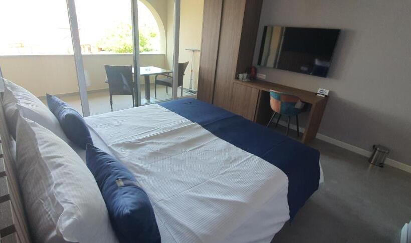 اتاق استاندارد با بالکن و چشم‌انداز دریا, Rooms Nadia