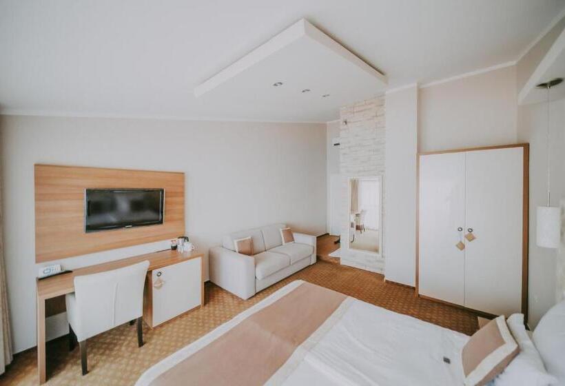 اتاق لوکس با بالکن و چشم‌انداز دریا, Rooms Nadia