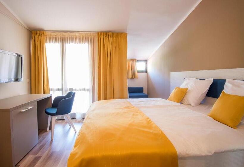 اتاق استاندارد با بالکن و چشم‌انداز باغ, Rooms Nadia