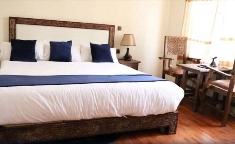 اتاق خانوادگی, Fikirandray Lodge
