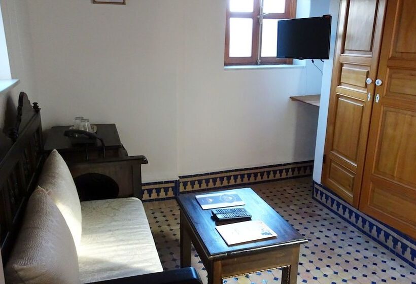 سوییت جونیور, Riad Sabah