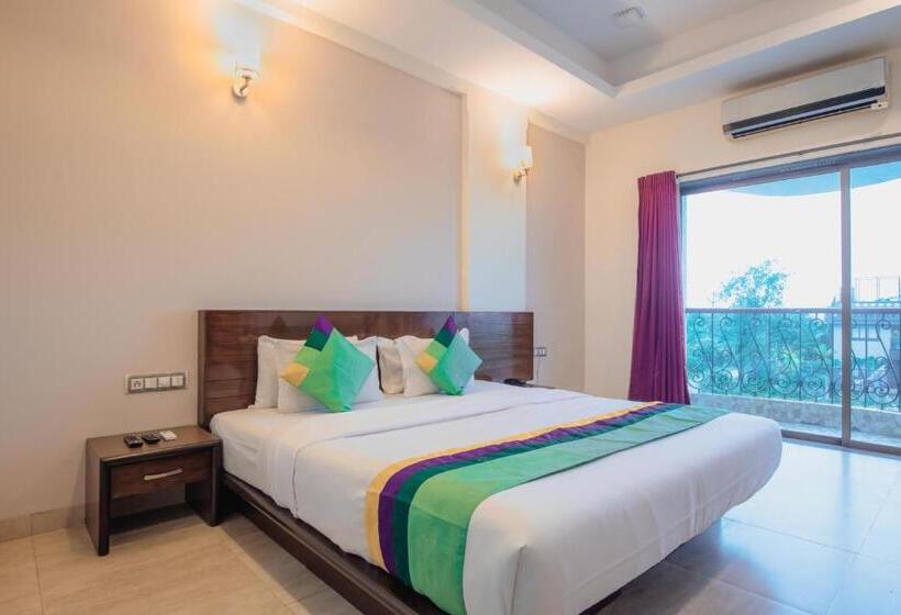 اتاق لوکس, Treebo Reveniir Resort
