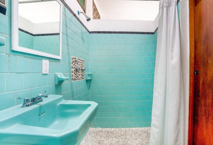 Quarto Triplo Estandar, Adelita