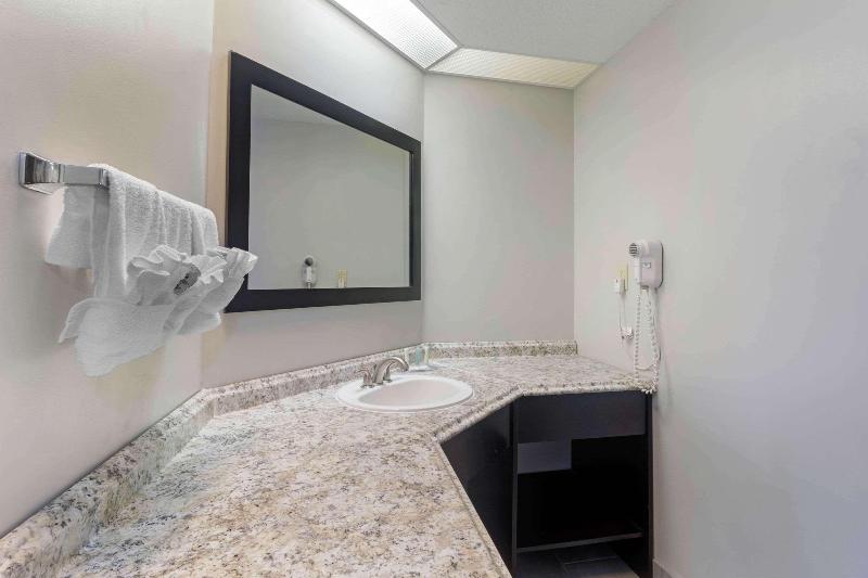 מיטת קינג בסוויטה, Sleep Inn & Suites West Knoxville