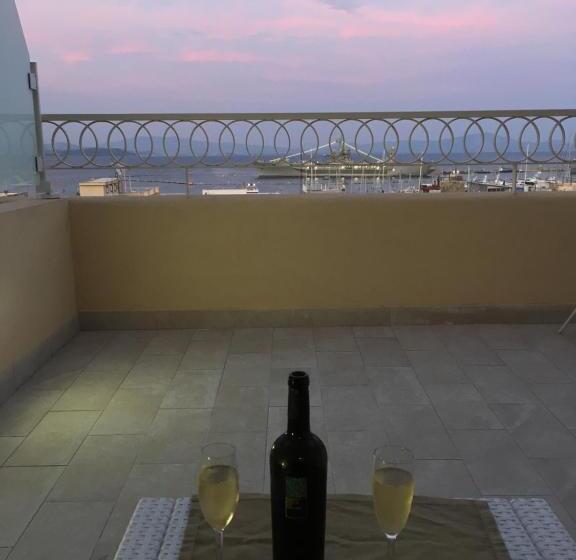 اتاق لوکس با بالکن و چشم‌انداز دریا, La Terrazza Dei Colori