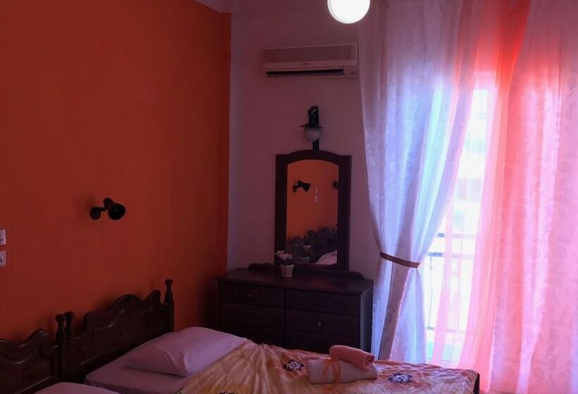 이코노미 룸, Angela   Zoi Rooms
