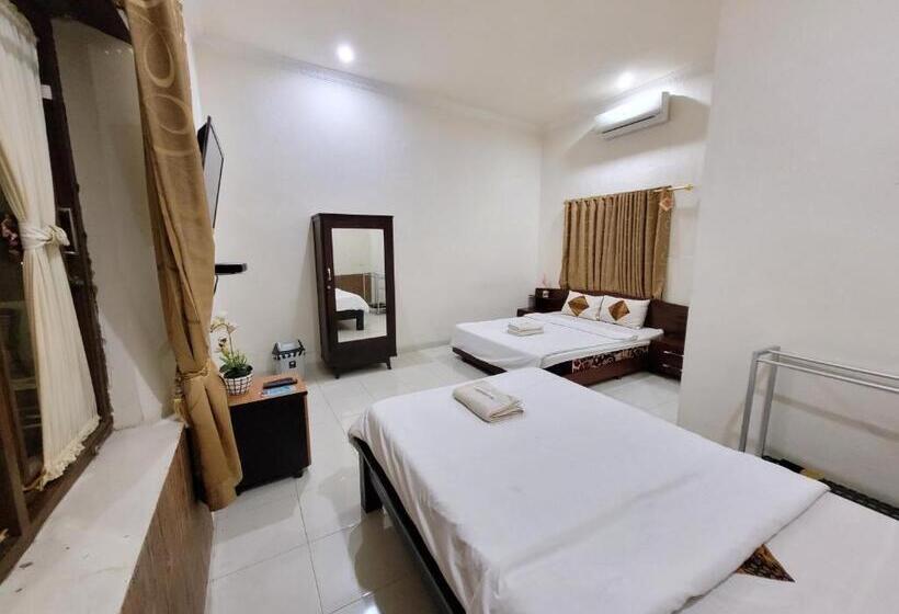 Номер Стандарт Трехместный, Ndalem Katong Guest House Ponorogo