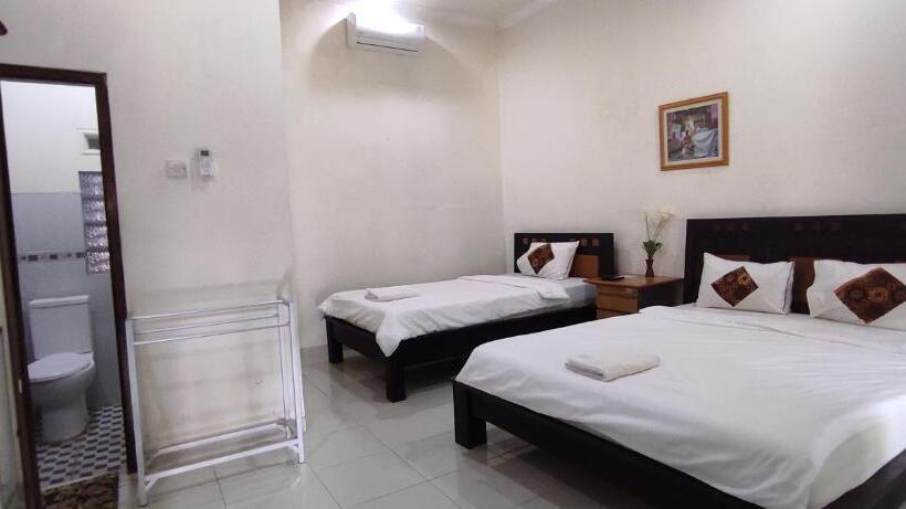 Номер Стандарт Трехместный, Ndalem Katong Guest House Ponorogo