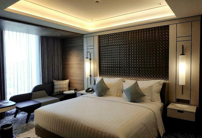 اتاق اجرایی با تخت بزرگ, Movenpick Surabaya City