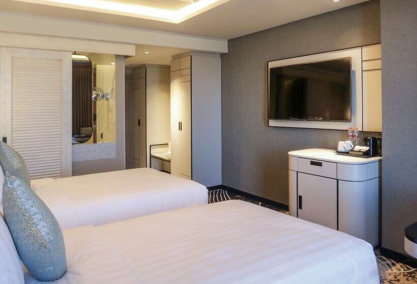 اتاق لوکس با چشم‌انداز شهر, Movenpick Surabaya City