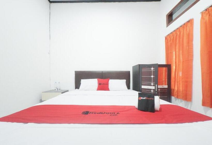 Номер Deluxe, Reddoorz Syariah Near Mall Roxy Banyuwangi 2