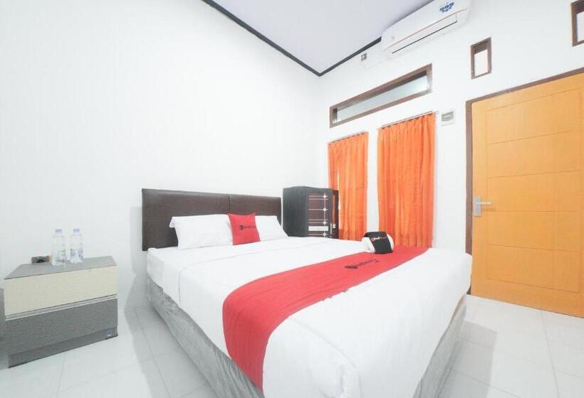 Номер Deluxe, Reddoorz Syariah Near Mall Roxy Banyuwangi 2