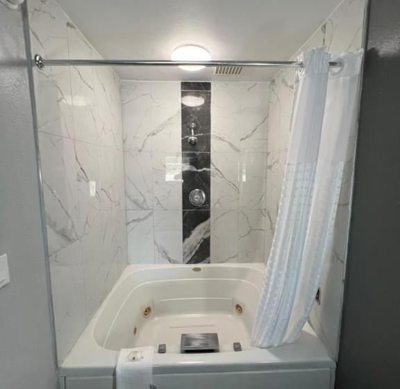 带大床的套房, Quality Inn