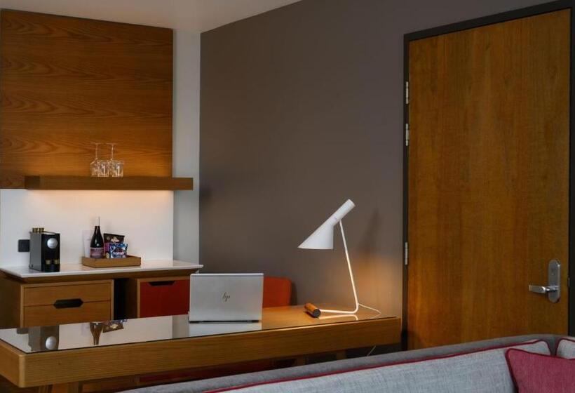 带大床的小型套房, Crowne Plaza Hobart, An Ihg