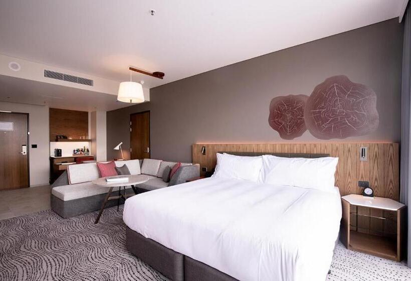 带大床的小型套房, Crowne Plaza Hobart, An Ihg