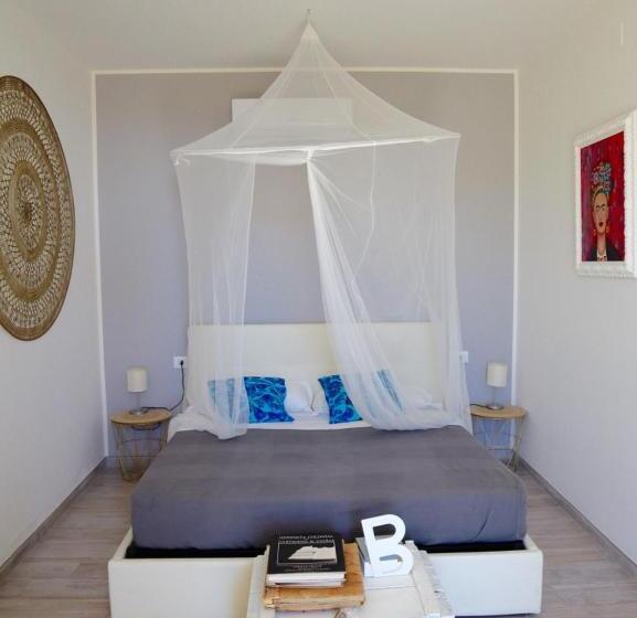 اتاق لوکس با چشم‌انداز دریا, Villa Tropical