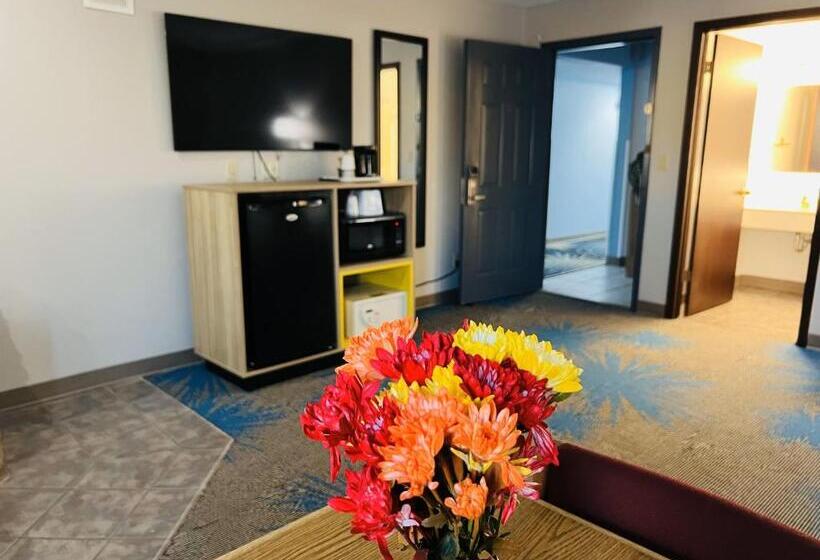 Люкс Deluxe Кровать Кинг, Days Inn By Wyndham Jamestown