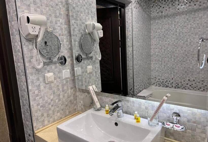 Номер Стандарт с Балконом, Orient Star Varahsha