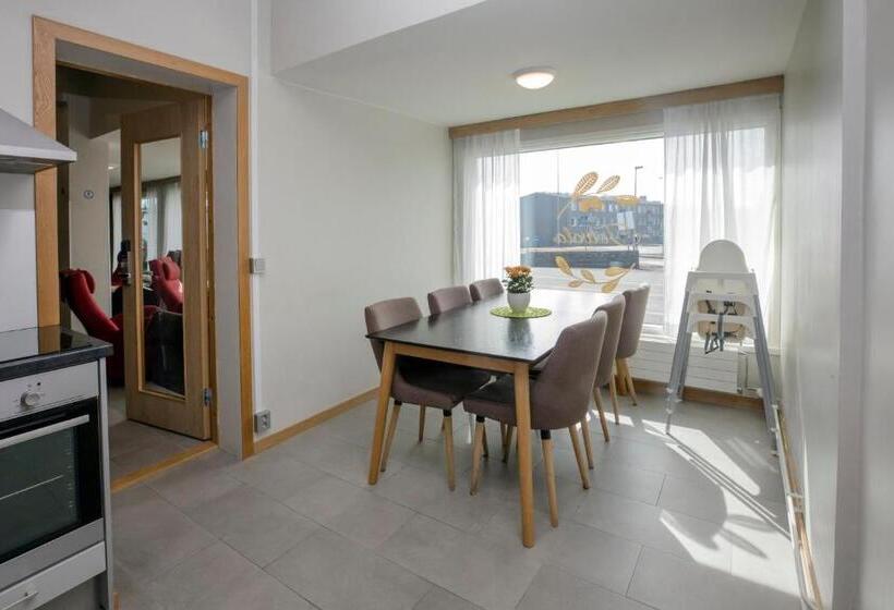 Стандартный внешний трехместный номер с ванной комнатой, Hostel Toivola